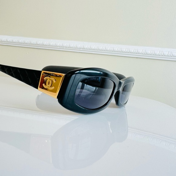 RARE🖤 CHANEL VINTAGE BLACK GOLD CC SUNGLASSES - Picture 7 of 15